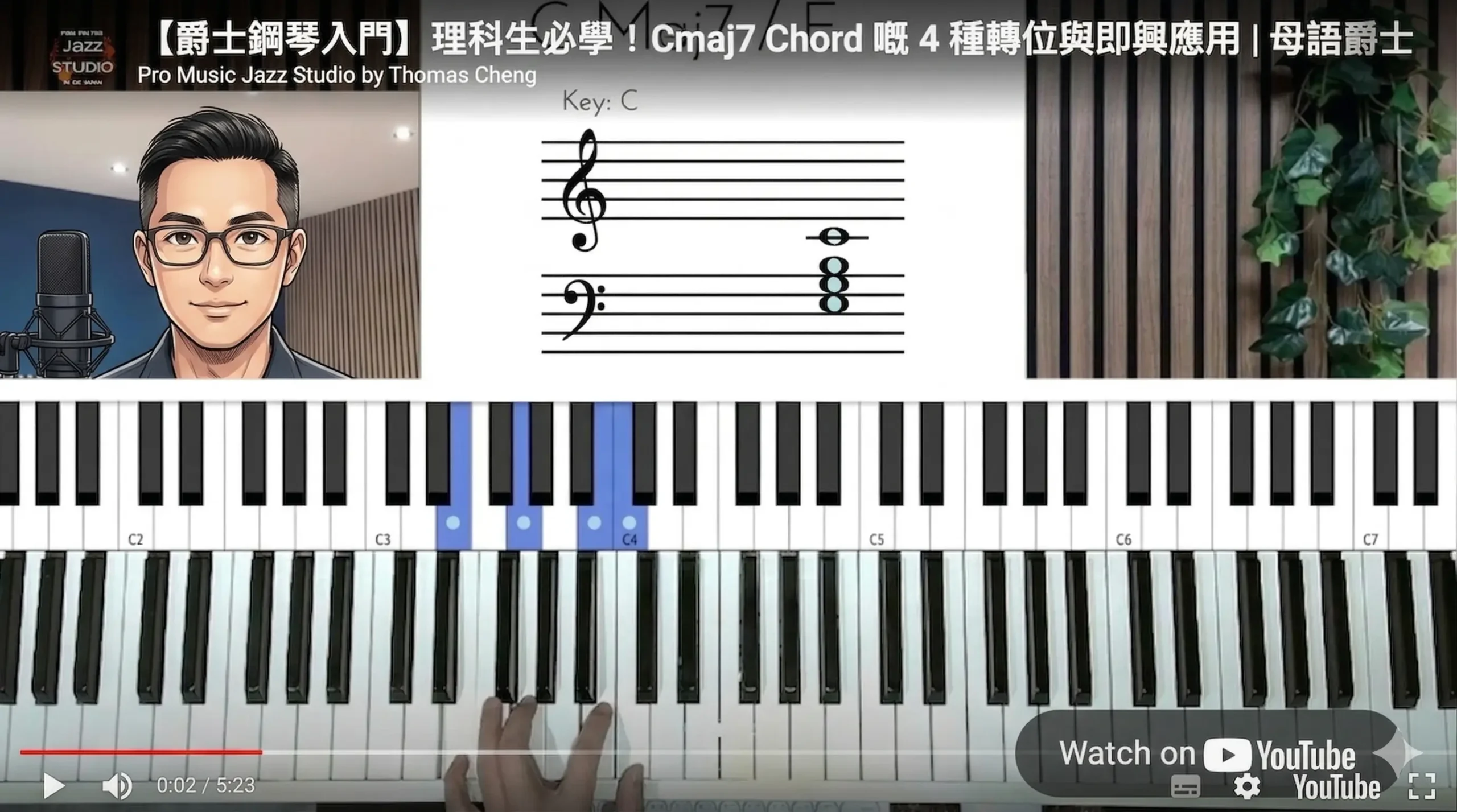 Pro Music Jazz Studio 創辦人 Thomas Cheng 的日系漫畫形象封面，展示古典轉爵士 (C2J) 鋼琴教學場景與 Cmaj7 實戰技巧。